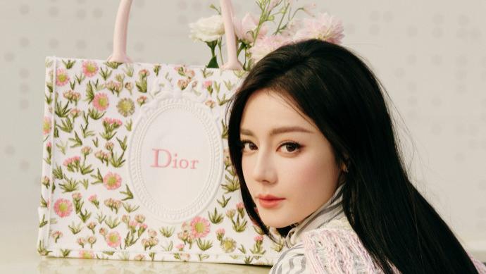 迪丽热巴的绽放瞬间，这黑长直造型，也是没谁了！