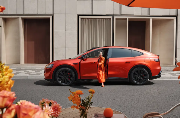 新款智界R7新款智界S7将于3月23日发布，焕新升级增活力橙车漆色
现款智界S7