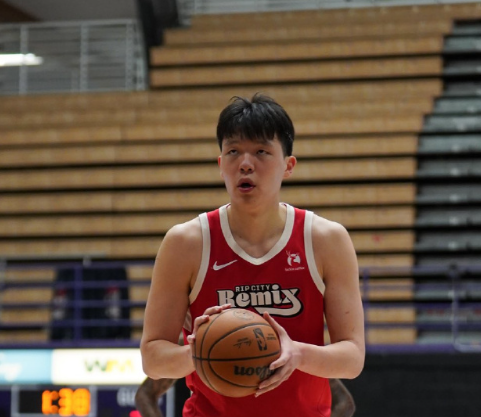 上半场进攻打100分，但是防守感觉被点名画面有点多了

1.大中锋防后卫真不好防