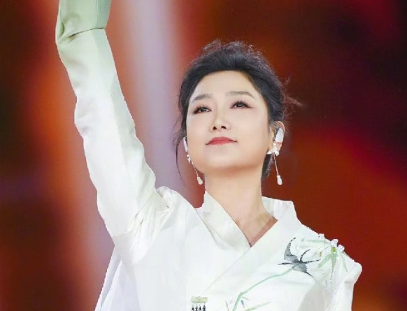 凤凰传奇把今年巡演的第一站
安在了“大莲花”杭州奥体中心。玲花直言，唱了心心念念