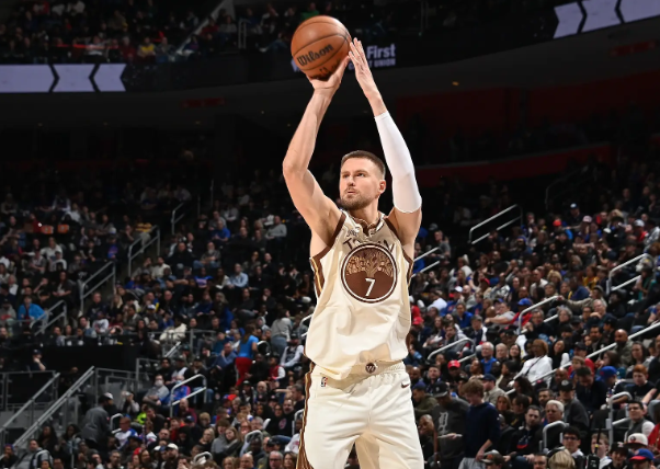 铂金现在已经俨然成为大号24年汤普森了，谁都能一步过，进攻端只能飘着投