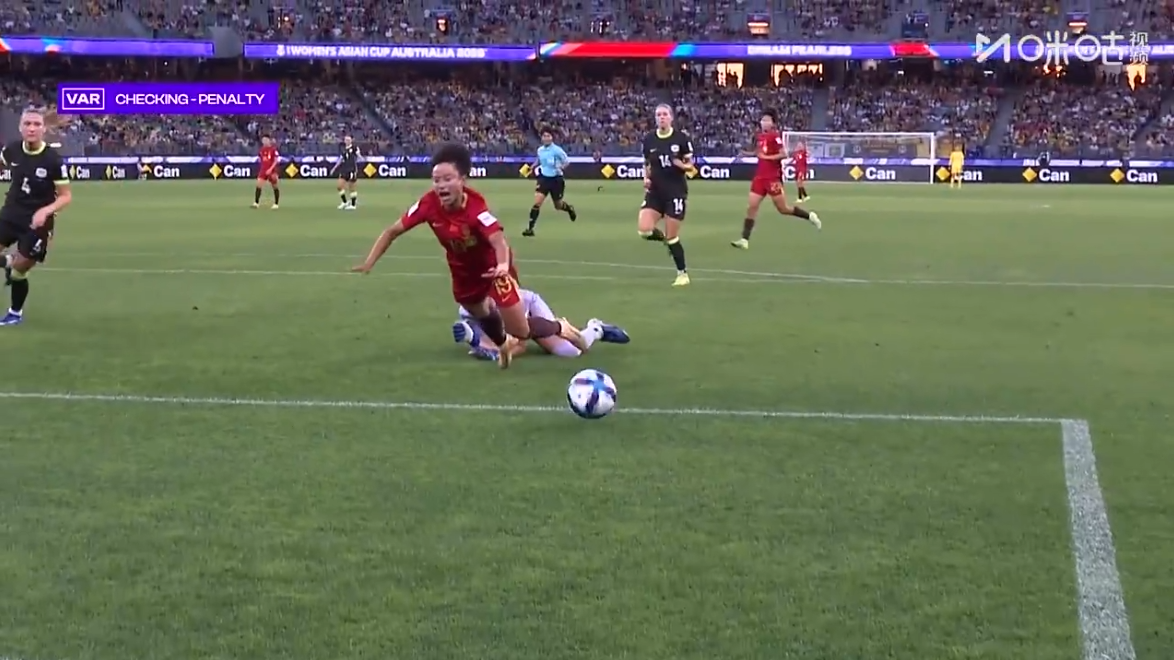 点球！张琳艳造点+主罚得分，中国女子追平澳大利亚女足。
比赛进行到第26分钟，在