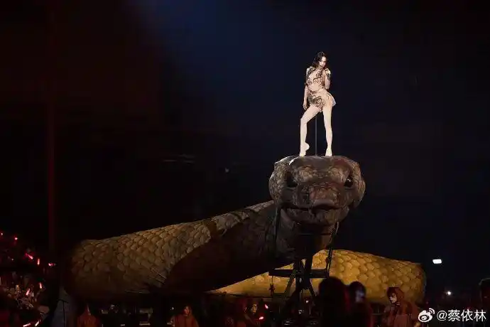 蔡依林演唱会被举报涉西方宗教元素，主办方硬刚博主，双方互不相