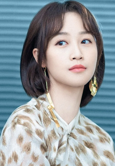 她的丈夫赌博成性欠债累累
她选择离婚独自去养女儿，去还债，拒绝朋友的帮助，又有几