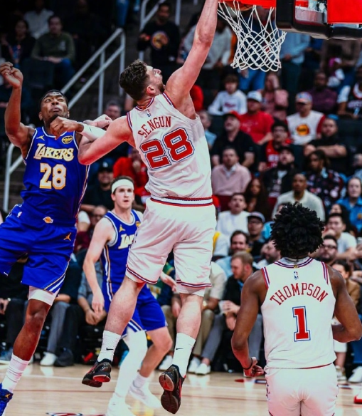 好像找到破解包夹杜兰特的策略了

因为有申京，可以二次处理球，兰特在还没有完全包