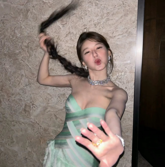 当年那个赔不起违约金的女孩早已破茧成蝶