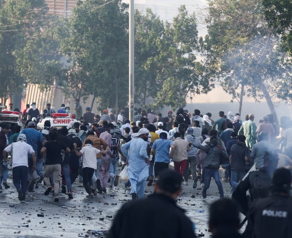 2026年3月1日，美以联合空袭杀死伊朗最高领袖阿亚图拉·哈梅内伊后，中东及巴基