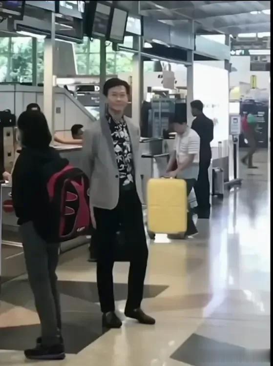 网友机场偶遇秋官，70多岁的老头还是这么帅，高高瘦瘦的，还和年轻时一样，一点没变