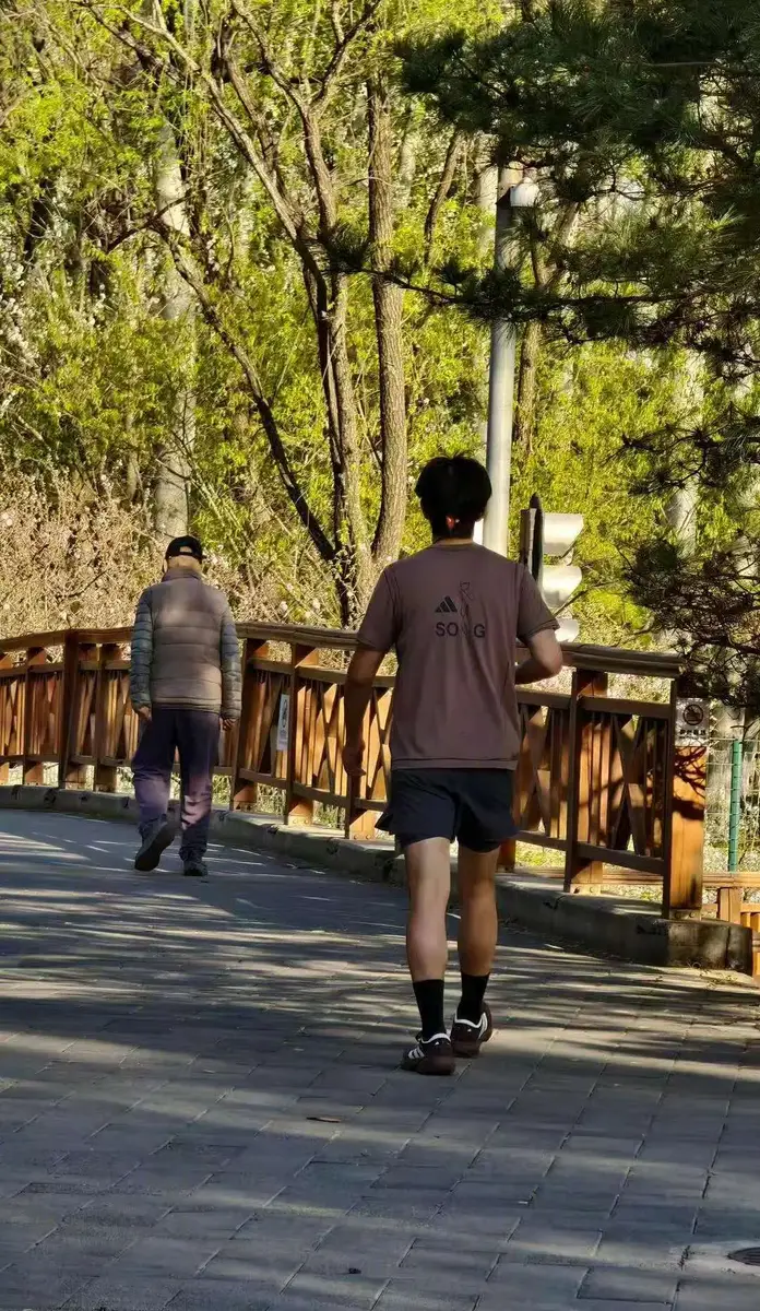 李现穿灰T黑短裤户外慢跑 身形挺拔状态清爽