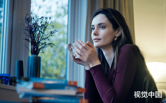 妈妈白天是跪在地主家田里赶鸟的稻草人，夜晚却是田里见不得光的东西