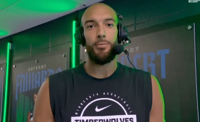 NBA季后赛，森林狼战胜掘金。
比赛最后时刻，森林狼球员杰登-麦克丹尼尔斯反击上