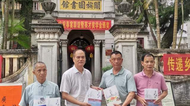 文化学者何岩到赤坎关族图书馆开展赠书活动，助力讲好古镇旅游故事
