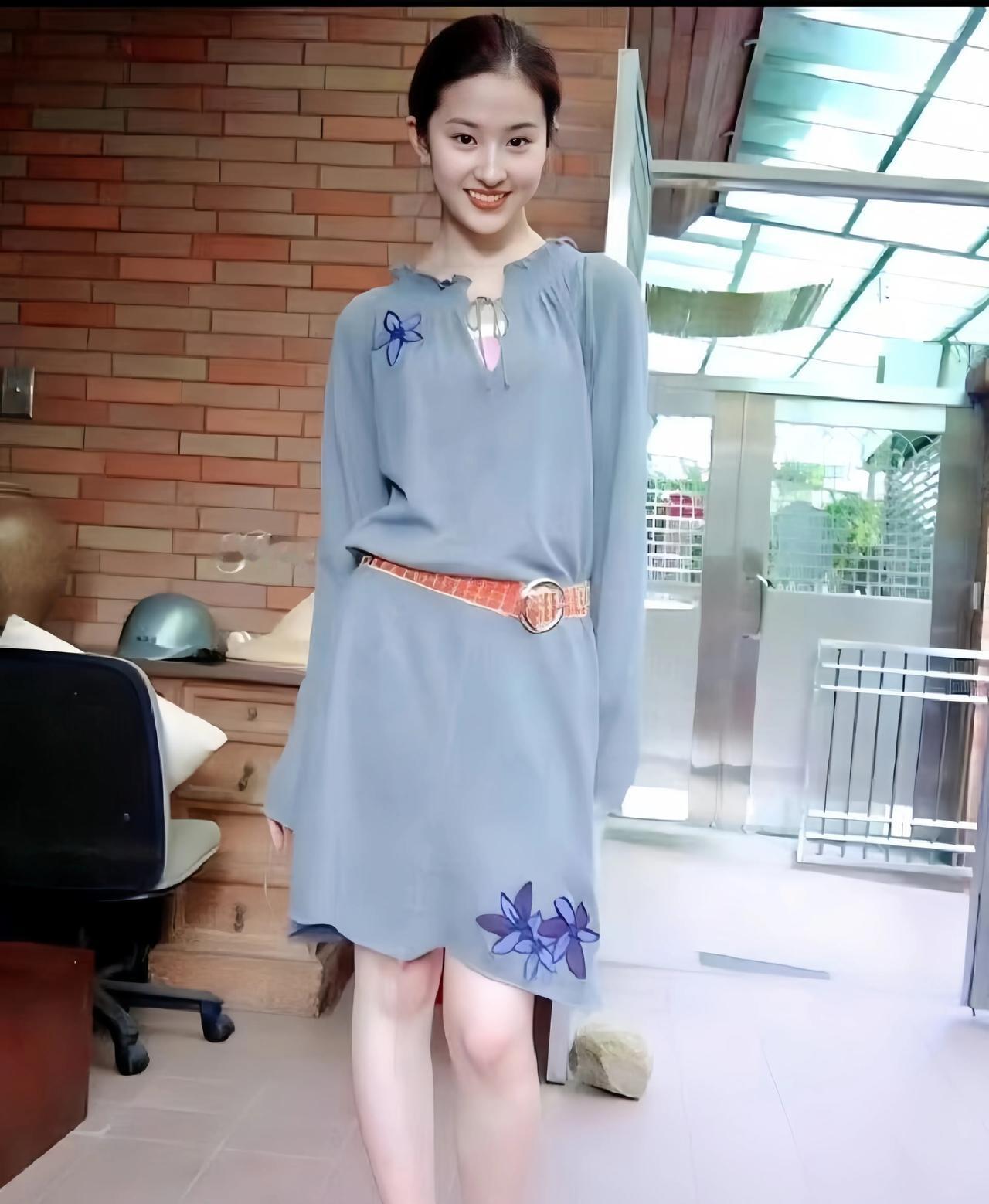 还在读书的刘亦菲一张美照。 那时的她就已经清纯唯美，非常漂亮。