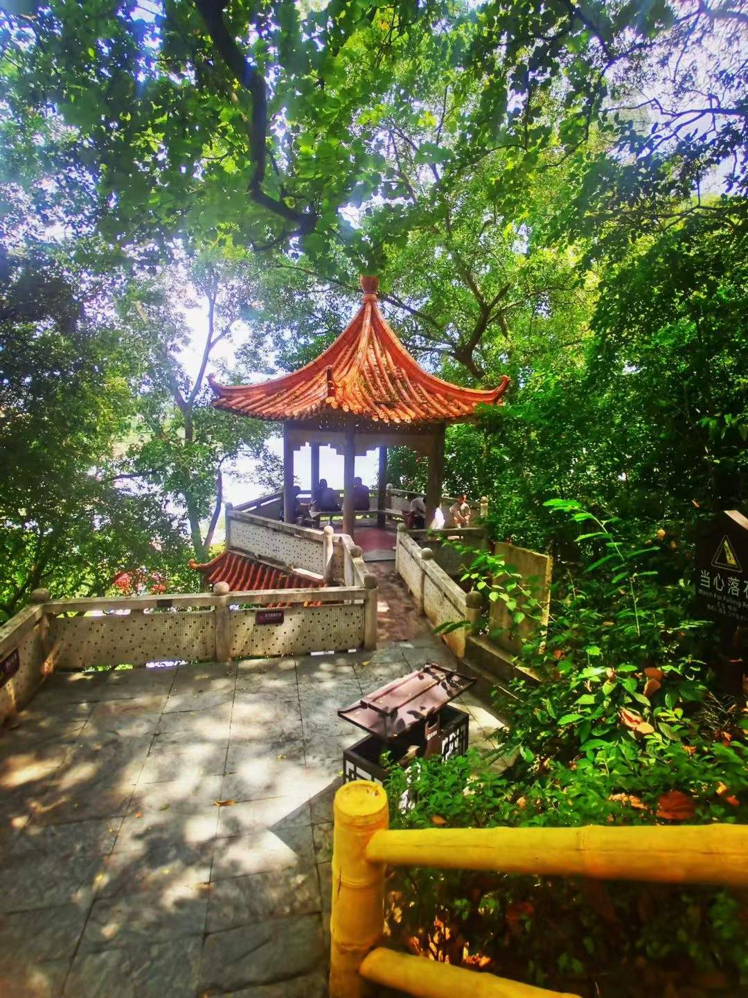 山风涤尘，登临处，方知起伏皆是路。风过耳畔，不问来处，只送清凉入怀。愿你如风，越