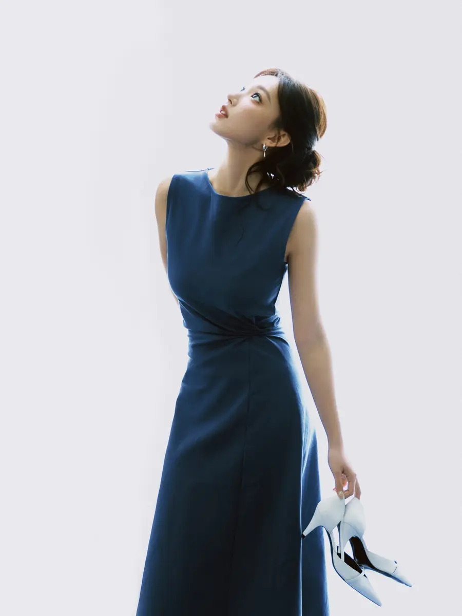 程潇穿蓝色长裙身材曲线窈窕 盘发造型优雅又精致