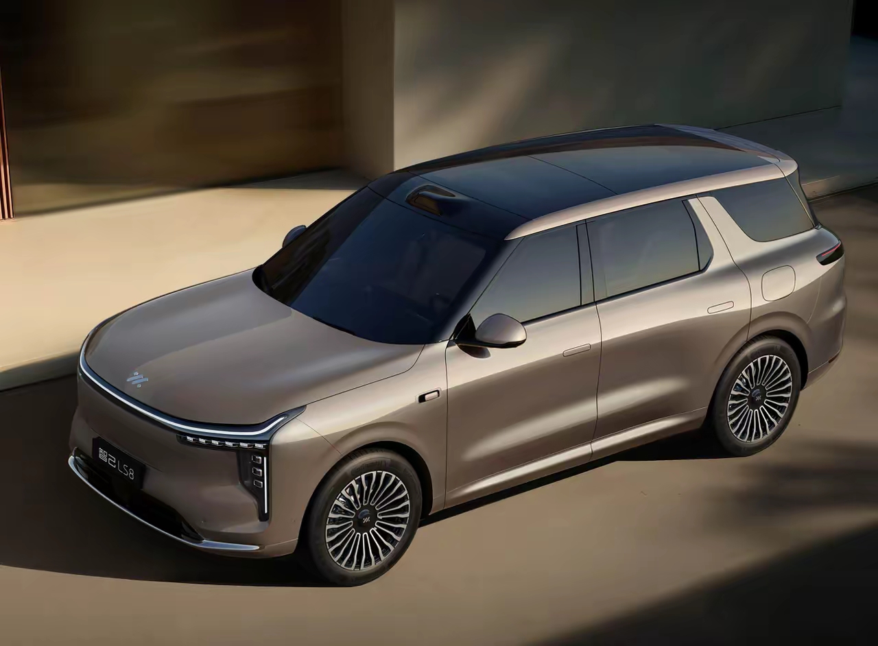 智己LS8上市24.98万起：5米大车转弯比飞度还灵活，这谁顶得住？