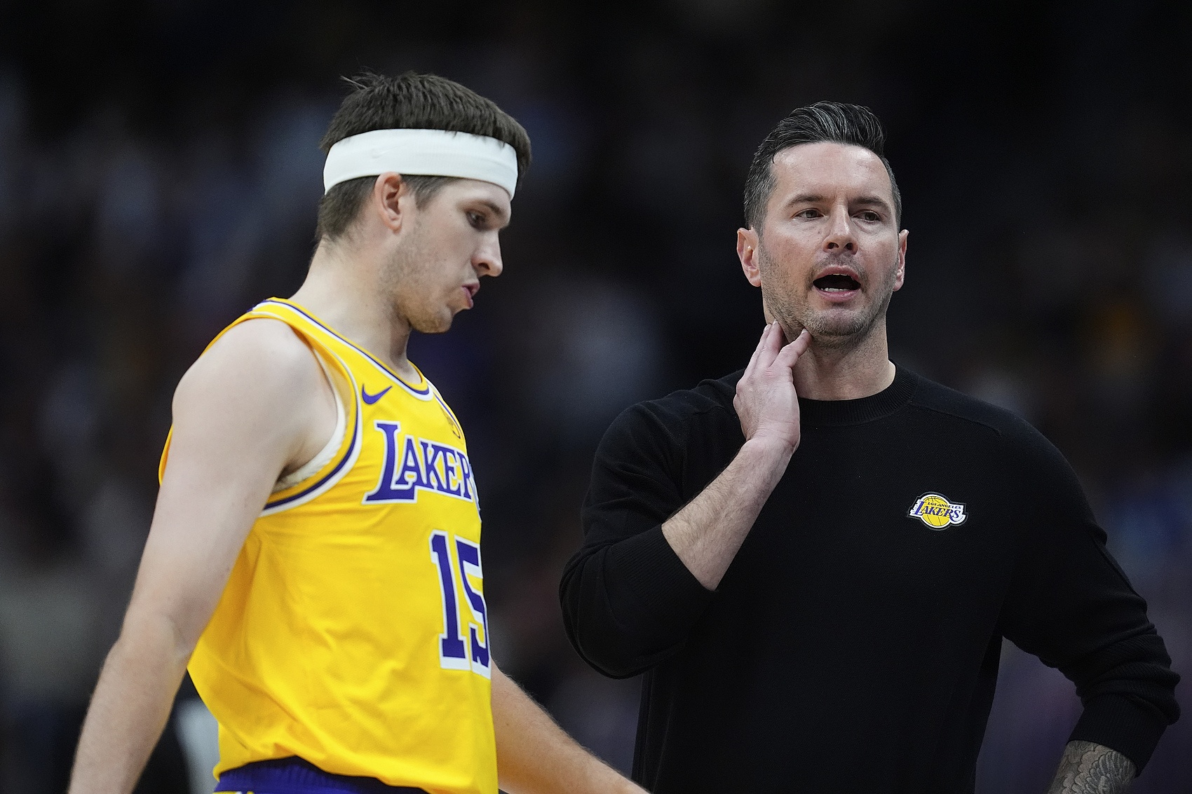 接下来火箭队和湖人队的季后赛第3场比赛即将上演。火箭队这边，他们的杜兰特不仅右膝