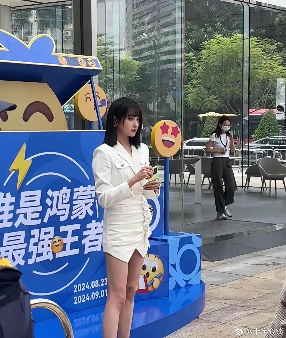 在娱乐圈里，关晓彤确实是那种让人觉得“美得很安全”的存在。她长相明艳，身材高挑，