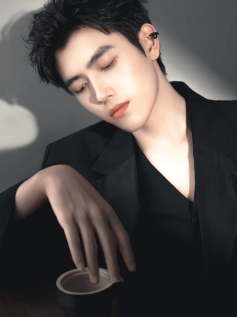 陈飞宇巴黎大秀杀疯了
白衬衫黑领带+危险道具，禁欲破碎感直接封神
陈飞宇巴黎时装