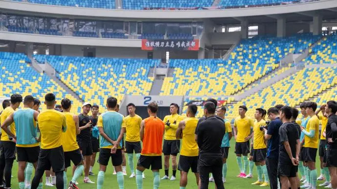 中韩战用实力赢回球迷 心系国足的呼声难