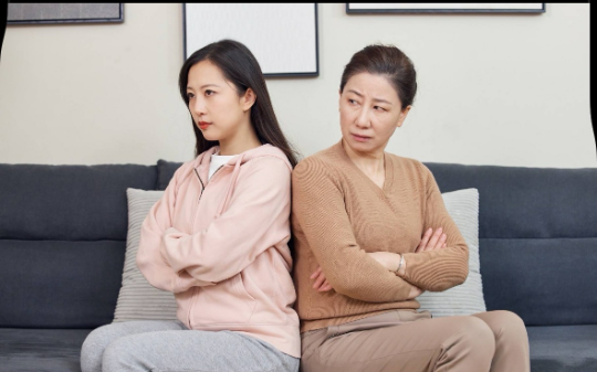 我被亲妈逼成 “提款机”，弟弟赌债 20 万逼我买单，男友霸气护妻：“他的债自己还，我只宠苏晴！”