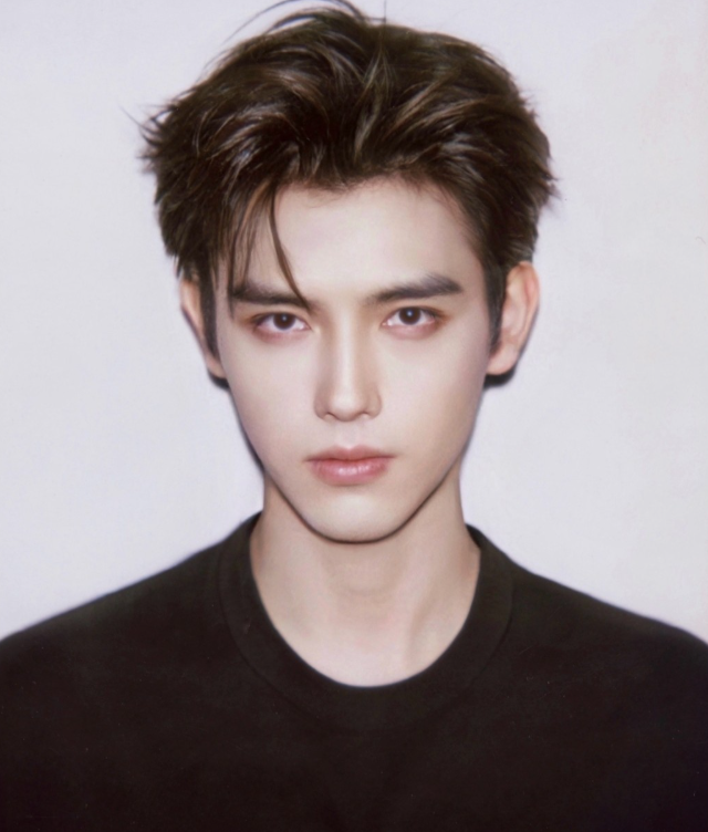 陈飞宇这组撕拉片证件照直接杀疯内娱颜值圈
现在帅哥都卷成这样了吗？陈飞宇这组无滤