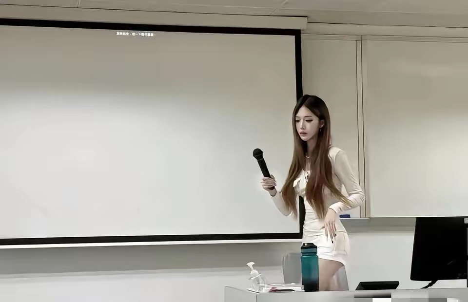 自从换了这位老师上课男生每天全勤！！！