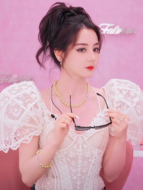 此刻不再是透过冷冰冰的屏幕，是充满炽热的爱意目光交汇