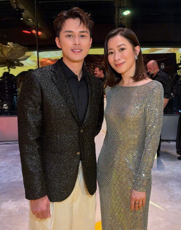 佘诗曼穿的这件裙子有着很好的贴身效果
能够让她秀出完美的身材曲线
佘诗曼穿单色系