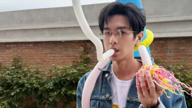 张若昀用机器狗给女儿庆生，父女同框超温馨！张若昀戴眼镜好斯文
