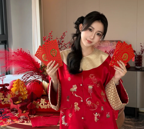 宣云更新日常做了24个菜有烤鸭和芦蒿
而且网友发现豪宅对面正是南京眼，位置豪华，