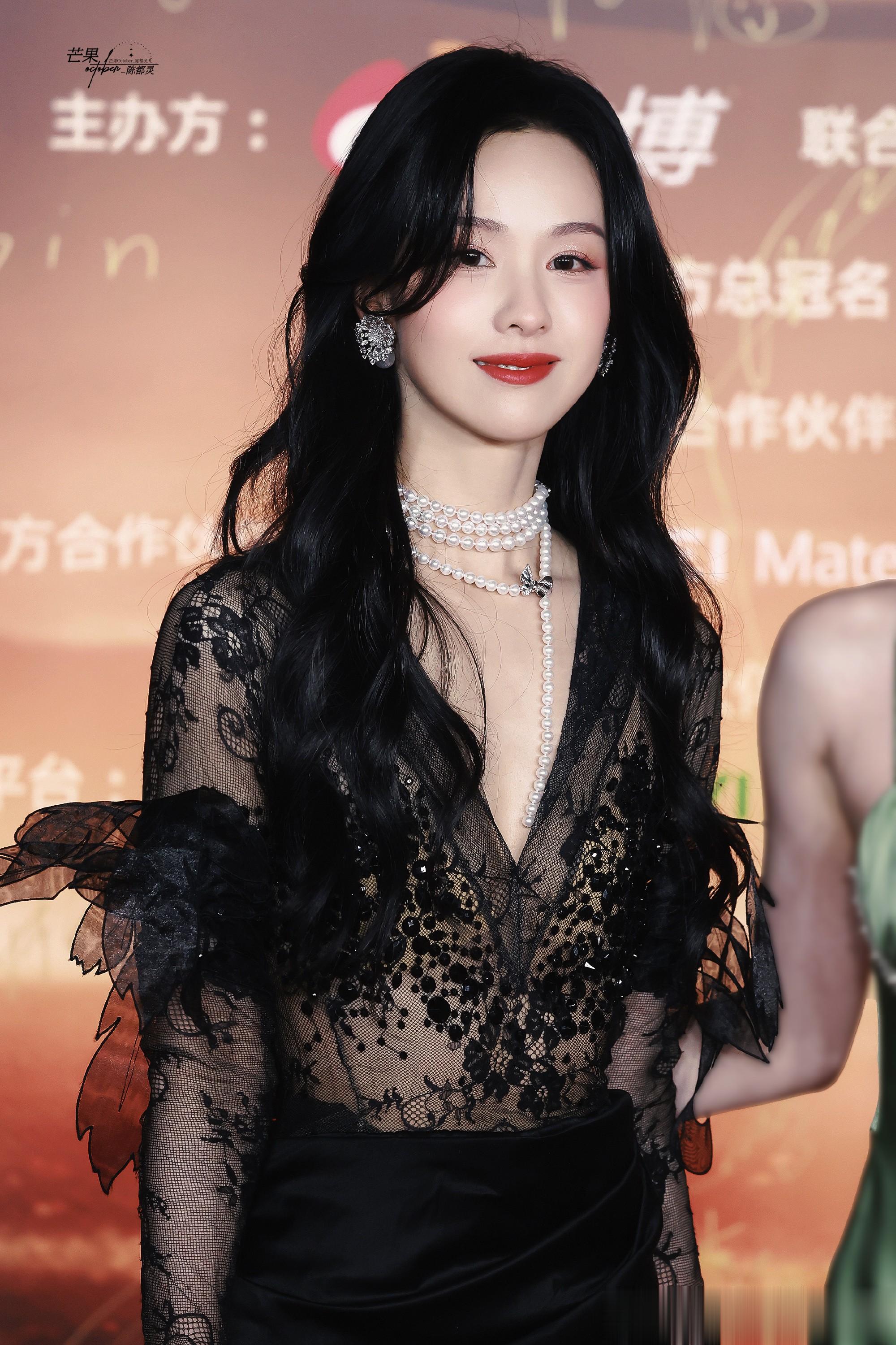 陈都灵蕾丝裙造型