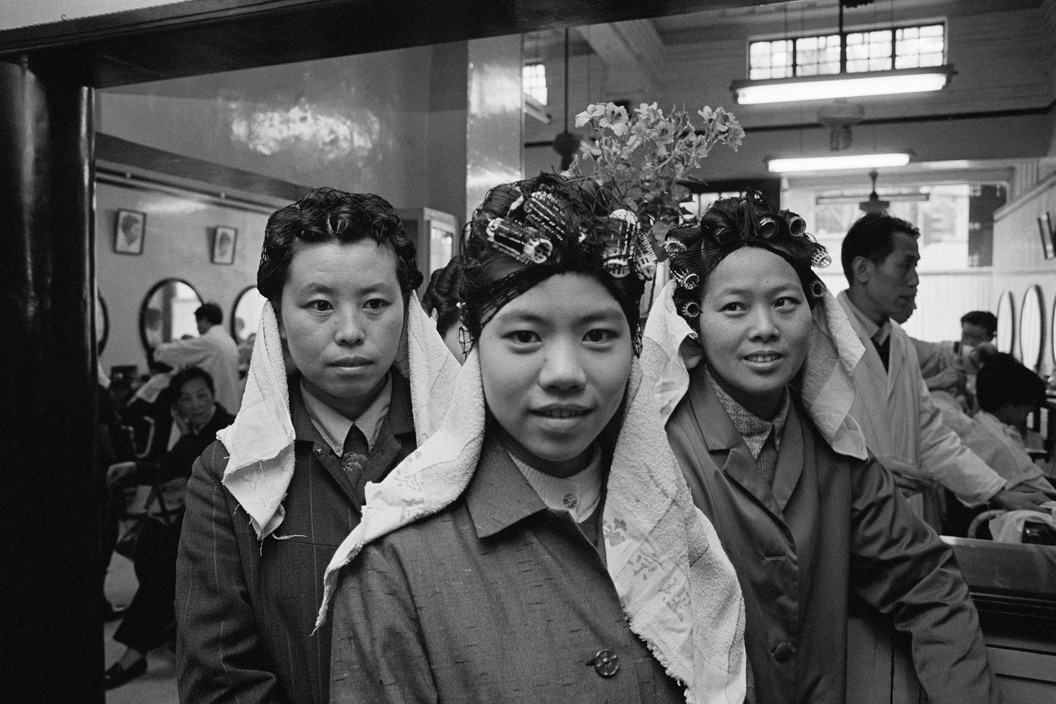 1981年，上海的理发店，烫头的女子。