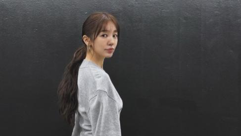 尹恩惠晒新照：束发中分刘海显清爽，侧颜照秀高挑鼻梁