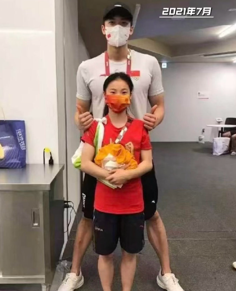 汪顺、管晨辰惊喜亮相吴越杯揭幕战，兄妹同框再现经典姿势，默契依旧！ ​​​