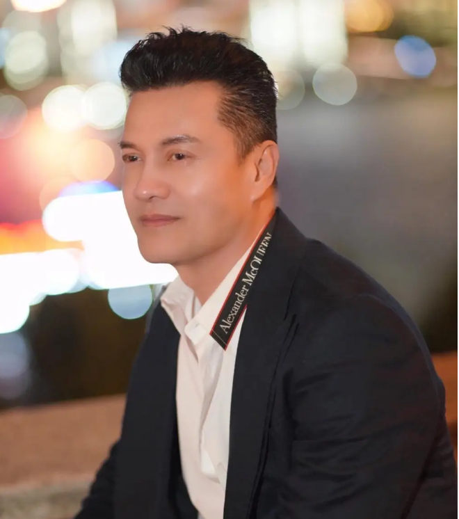 吕良伟70岁看着像40岁
秘诀竟然是20多年不吃晚饭！
同场的黄宗泽都忍不住自嘲