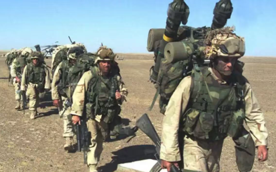 两万亿美元烧了二十年，最后一个目标都没完成：阿富汗战争到底肥了谁的腰包