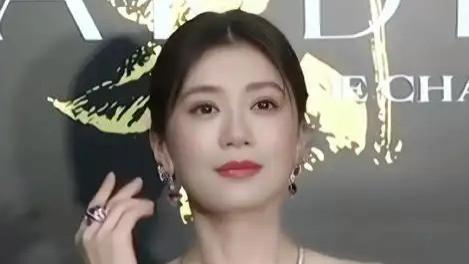 35岁后的贾静雯，活出了清醒电视剧女主