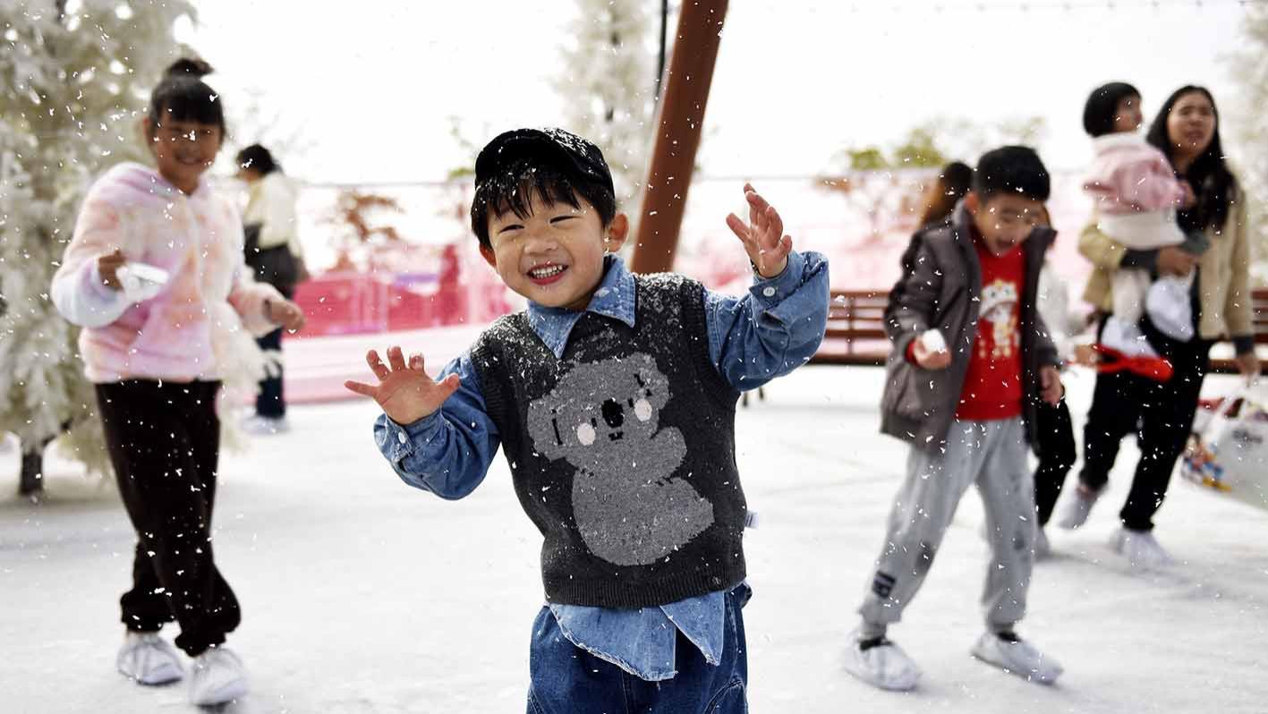 广东佛山：冰雪运动持续升温