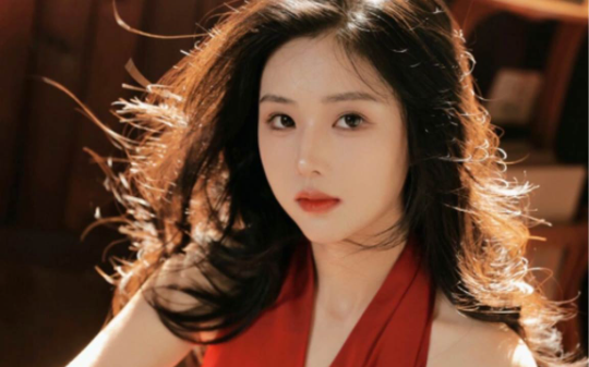 十年后他搂着新欢问他妻子在哪，所有人都笑他疯了，说新娘十年前就跑了