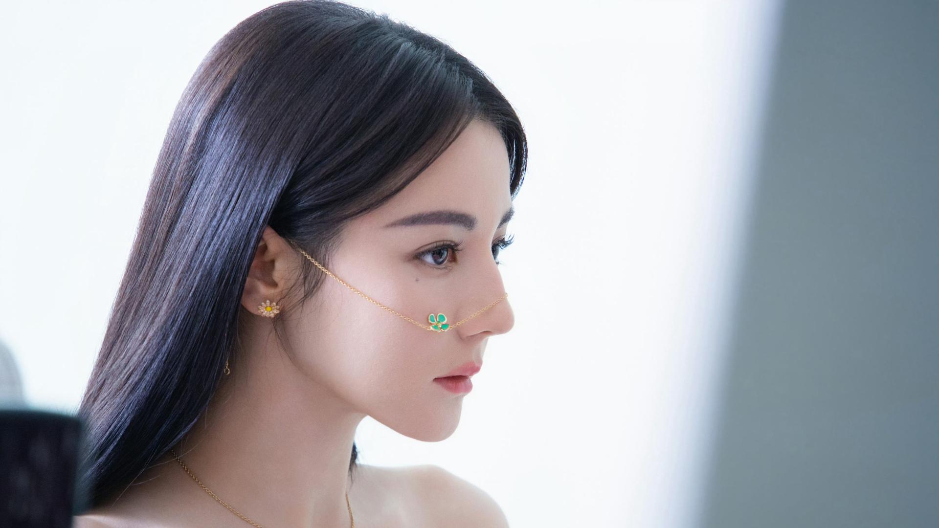 迪丽热巴寒冬给粉丝送整鸡鸡汤，细节准备女生用品