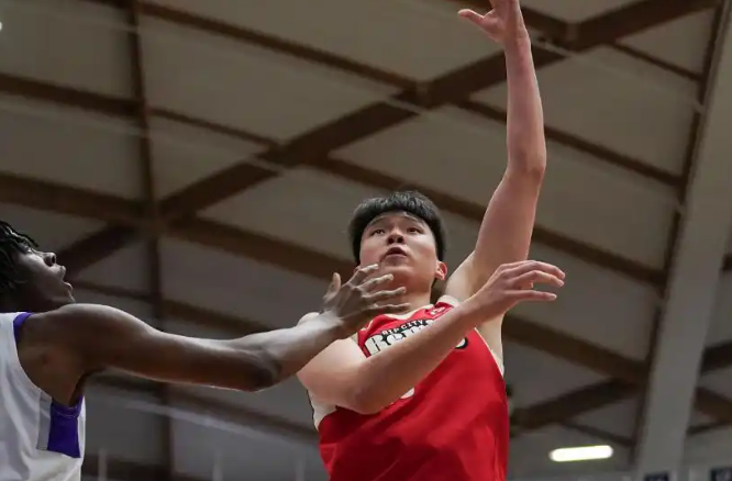 你们觉得小杨要练几个赛季才能打进重要轮换？
我觉得要三个赛季左右，第一个赛季适应