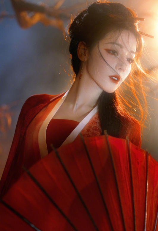 她的眼睛藏着星星，迪丽热巴