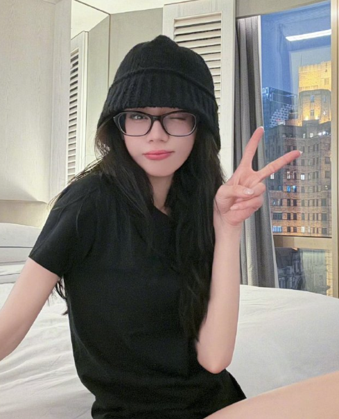 她脚踩荆棘从黑暗中走来，以后的路注定繁花盛开人声鼎沸