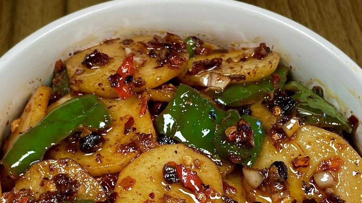 香到舔盘的家常青椒土豆片，干饭人必备神菜