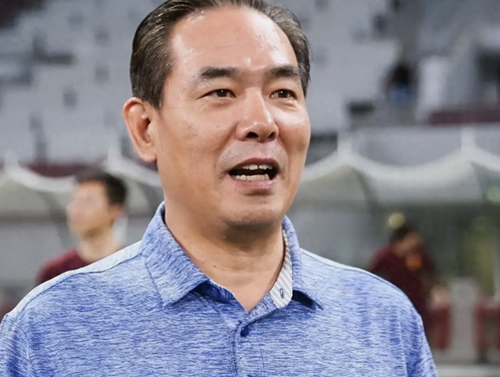 蔡振华能全身而退直的不容易，足球那个染缸太黑了，说明了人品杠杠的！
 
他最穷的