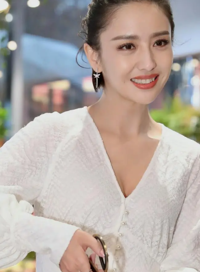 要我说佟丽娅别去演戏了专职跳舞去吧
刚看了好多遍丫丫跳的佳人伴孤灯，真的深陷其中