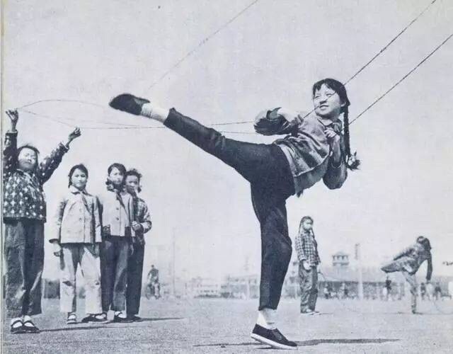 60年代初，跳橡皮筋的女学生。