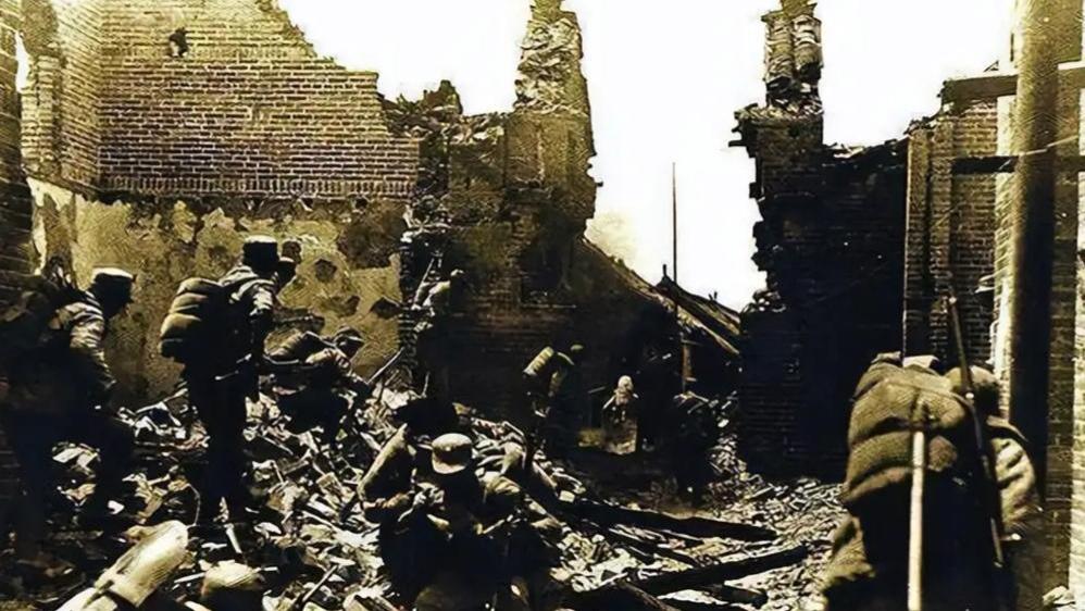 川军曾因内耗与军纪问题背负恶名，但在滕县保卫战用血肉洗雪耻辱