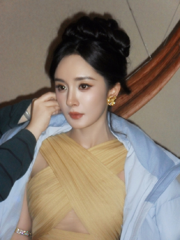 一些CCD镜头里的杨幂
2026请继续多出一些神图吧